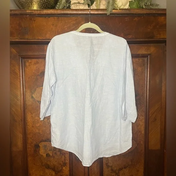 GUC Saks Fifth Avenue- OVERSIZED EMBROIDERED LINEN TOP IN LIGHT BLUE. Size L - Picture 3 of 7